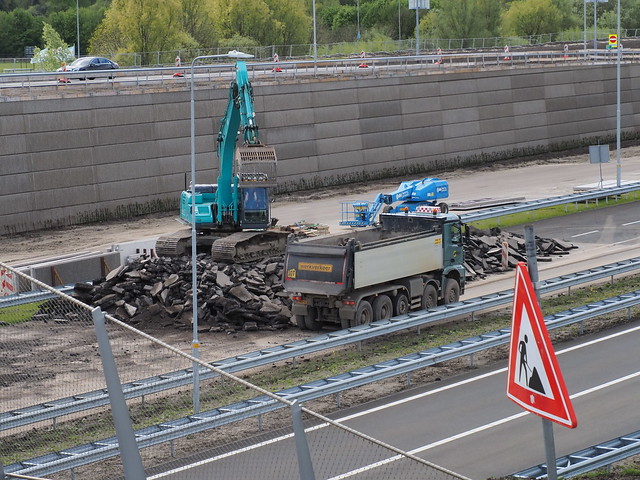 A16Rotterdam Asphalt is chopped into blocks and removed for reuse.