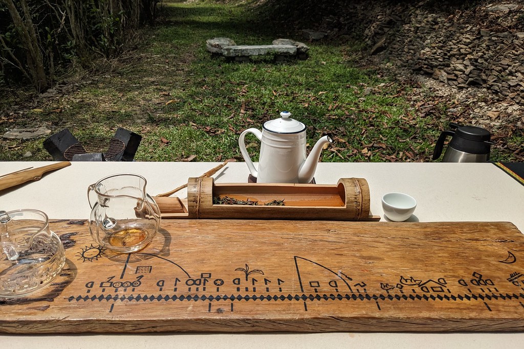 茶席上的歲時祭典板曆，說明布農的土地和山林智慧。攝影：李育琴