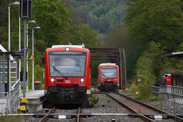 650 309 verlässt den Bahnhof Unterreichenbach, während 650 104 diesen soeben erreicht hat. 23.4.2024