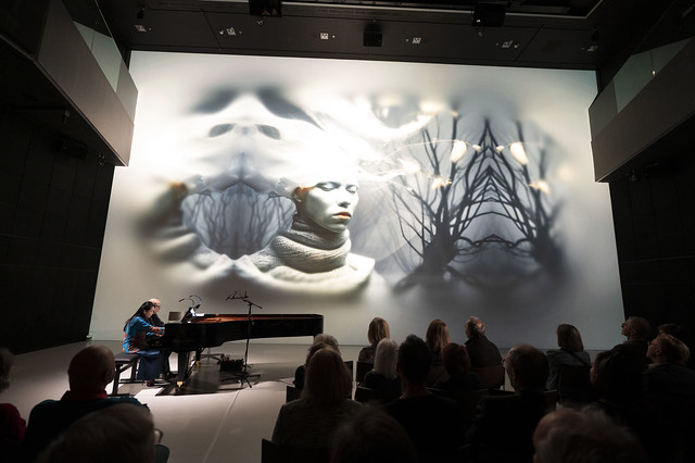 DRD80 – Piano Music meets Digital Images