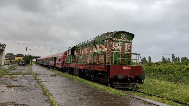T669 1044 sits at Lezhe with the service for Shkodër from Laç23-4-2024