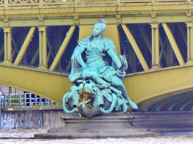 191 - Paris - Mars 2024 - le Pont Mirabeau sous lequel coule la Seine