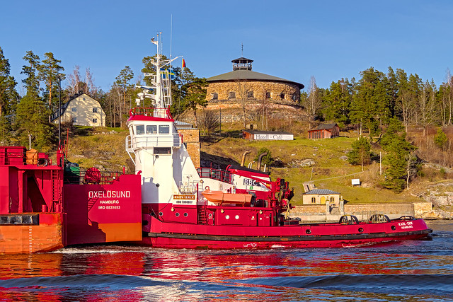 The barge Oxelösund and tug boat Karl-Erik passing Oskar-Fredriksborg, Sweden
