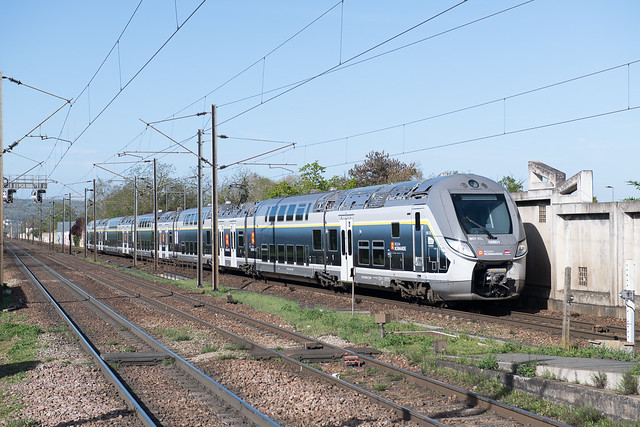 La rame Z 56801 passe sans arrêt la gare d'Aubergenville-Élisabethville