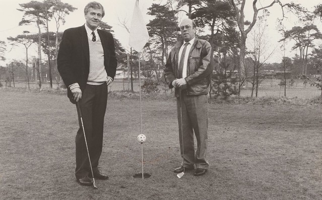 Foto - Twee mannen op golfbaan Rechts Peter van Wagensveld in de tijd dat hij initiatiefnemer was voor een 9 holes golfbaan in Laag Dalem Zuid. (Foto Asmus)