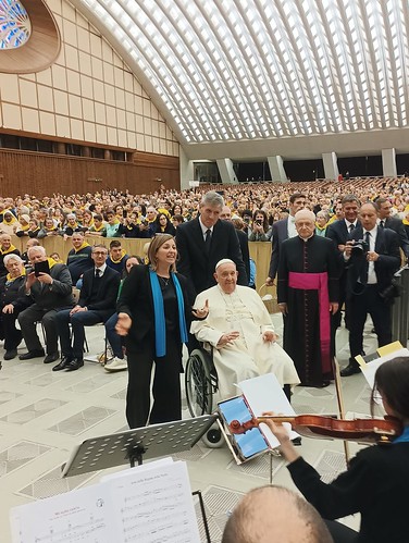 papa ascolta coro accanto a nicoletta bettini direttrice coro diocesano Alma canta