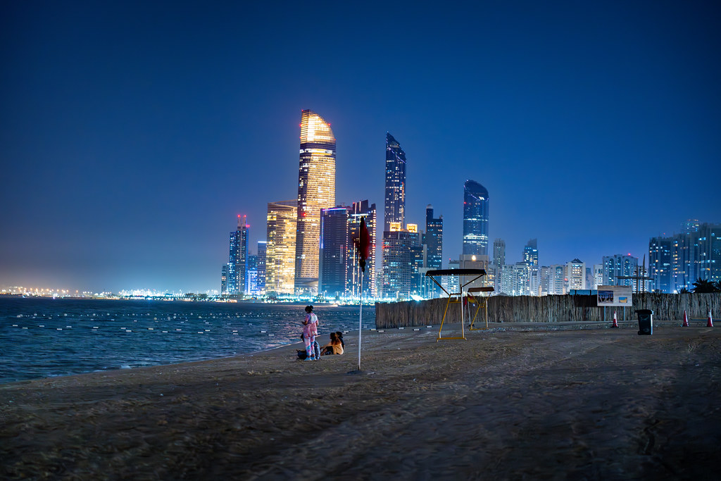 Abu Dhabi by Night | Quartier de la Corniche - La Corniche d… | Flickr