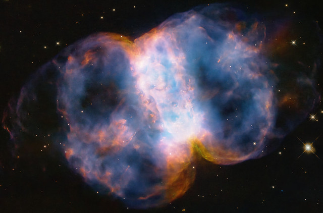 Nébuleuse planétaire de la Petite Haltère M 76 (Hubble)
