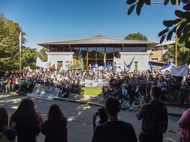 Multitudinaria concentración en defensa de la Universidad Pública Argentina