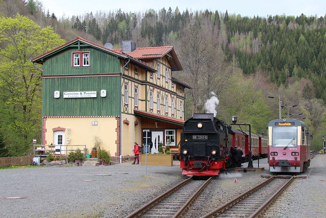 2022-05-05; 0100. HSB 99 7245-6 met trein 8903 en 187 019-5 als trein 8914. Bhf. Eisfelder Talmühle, Harztor.