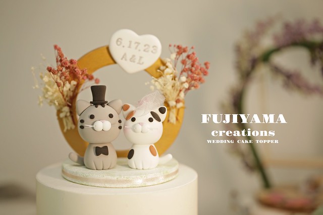 Handmade cats bride and groom with flower arch custom wedding cake topper, pets wedding cake decoration ideas