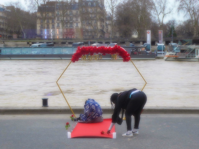 205 - Paris - Mars 2024 - préparation de l'emplacement photo sur le quai en face de la Tour Eiffel