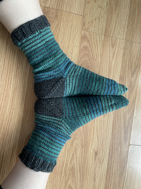 Christina (@thebusyknitter) finished this pair of toe-up striped socks.