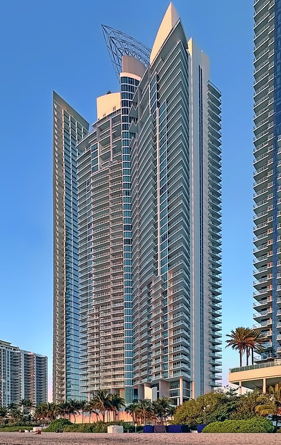 Jade Beach, 17001 Collins Avenue, City of Sunny Isles Beach, Miami-Dade County, Florida, USA / Built: 2008 / Architects: Carlos Ott & Luis Revuelta / Height: 574 ft / Floors: 51 / Units: 248