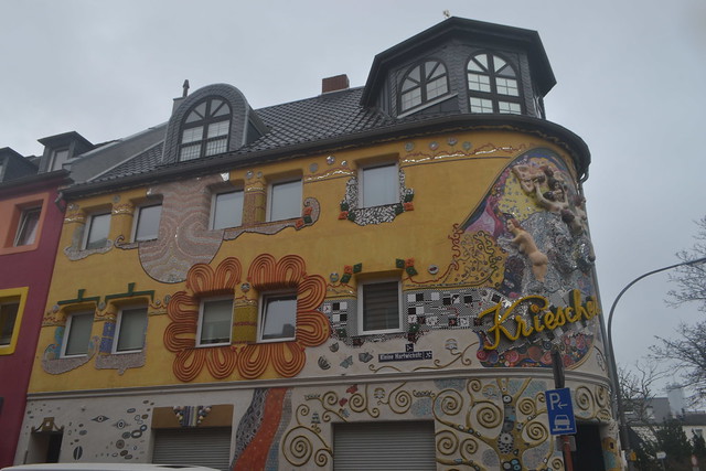 Auffällige Hausfassade in Köln-Nippes, Teil eines Fotografie-Spaziergangs (145FJAKA_9941)