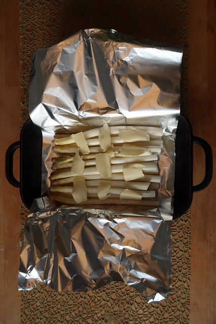 Spargelstangen leicht gesalzen und mit Butterstückchen belegt vorm Verpacken in Alufolie