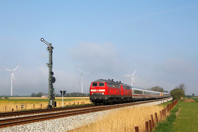 DB Fernverkehr 218 397-8 en 218 344-0 bij Klanxbüll op 30-4-2019