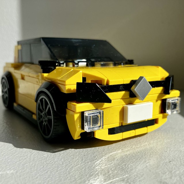Lego Renault 5 e-tech (instagram @legodocbrown)