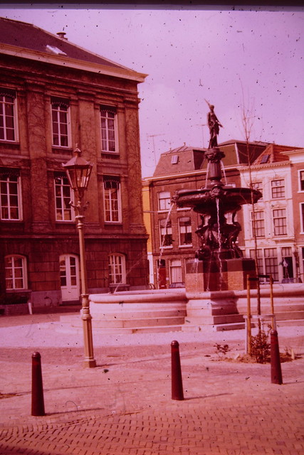 Dia - C. Smits - Grote Markt, Stadhuis, Wilhelminafontein, amsterdammertjes 07-08-1980