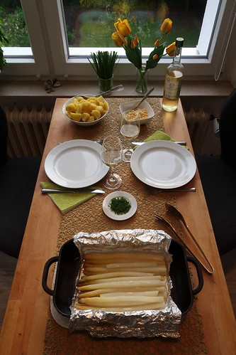 Backofen-Spargel mit Bozner Soße und Salzkartoffeln (Tischbild)