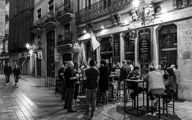 Valencia Street Life ( Saint Martin Irish Pub - Valencia) (Monochrome) (Olympus OM-1 & Leica Summilux 10-25mm f1.7 Zoom) (1 of 1)