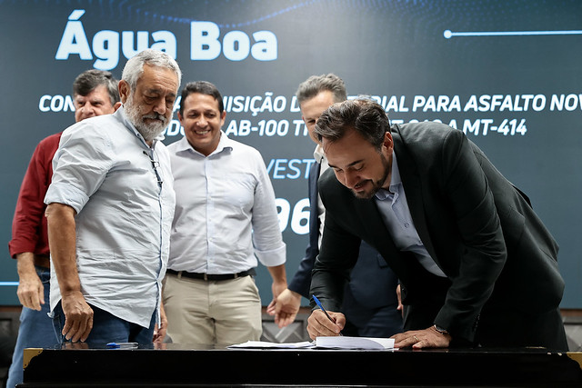 Governador Mauro Mendes assina convênios de infraestrutura e entrega equipamentos eletrônicos para escolas estaduais
