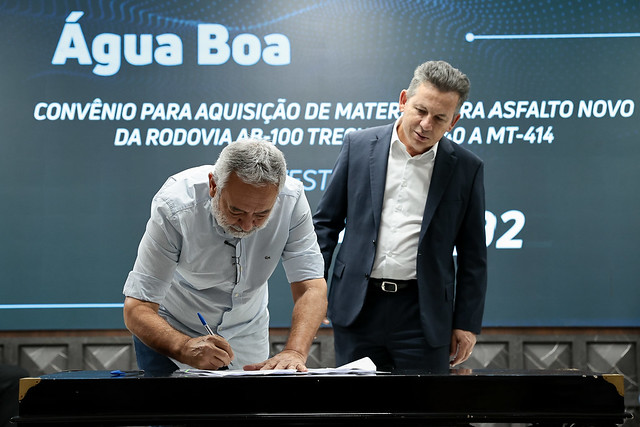 Governador Mauro Mendes assina convênios de infraestrutura e entrega equipamentos eletrônicos para escolas estaduais