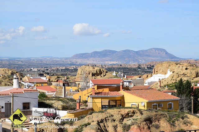 Village de Guadix et Purullena; Maisons creusées dans la roche et montagnes enneigées, Andalousie