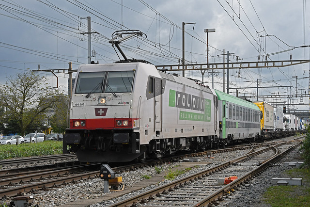 Lok 186 909-4 durchfährt am 18.04.2024 den Bahnhof Pratteln.