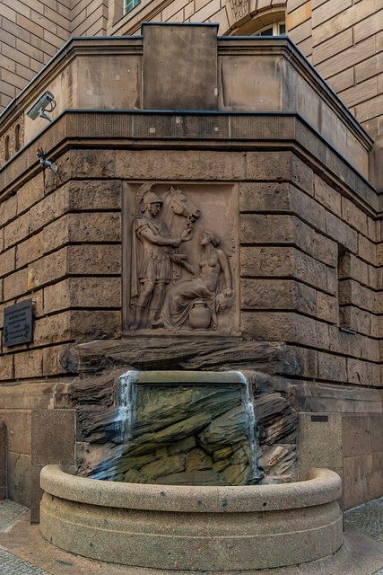Wandbrunnen an der ehemaligen Kaiser-Wilhelm-Akademie