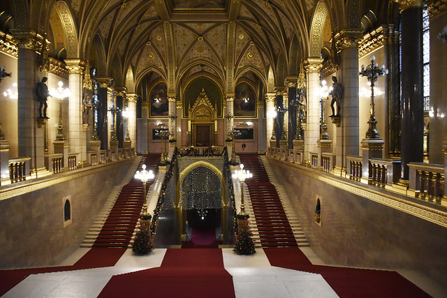 2024.01.02.060 BUDAPEST - Parlement - Escalier d'honneur.