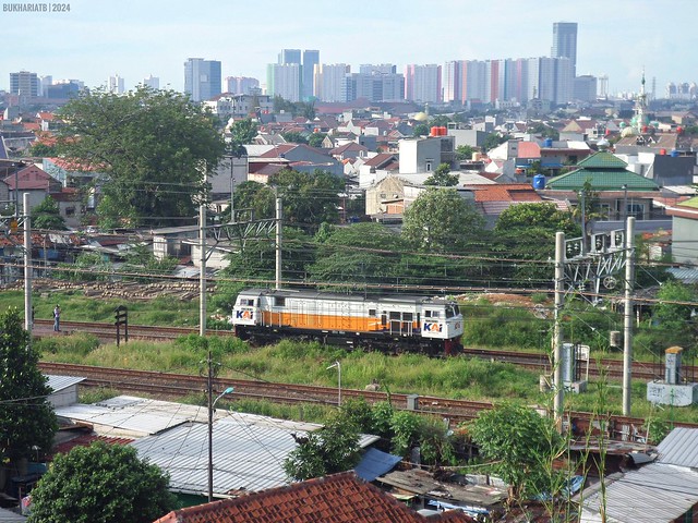 CC 206 14 passing through capital city dense settlements to the Cipinang Locomotive Depot.