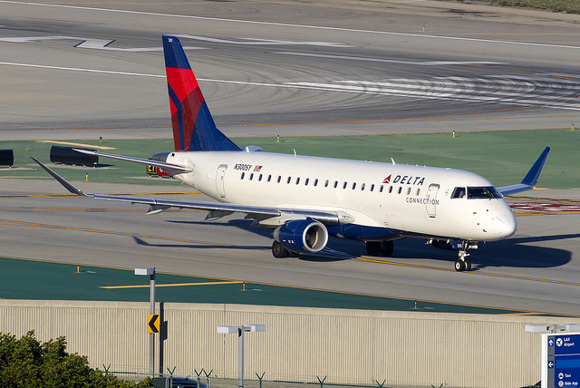 Delta Connection Embraer E175 N300SY at Los Angeles Airport LAX/KLAX