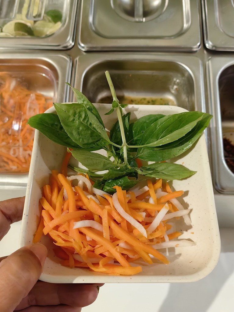 (九成塔 Thai Basil & 胡蘿蔔泡菜 Carrot Pickels) 檸檬草雞扒沙拉 Lemongrass Chicken Chop Salad rm$17.90 @ 越南河粉專家 Divietz in Puchong Bandar Puteri