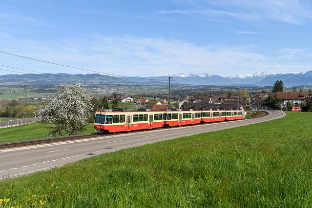 Be 4/4 53 der Forchbahn am 6. April 2024 bei Neuhaus.