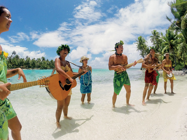 Des habitants de l'île Motu Mahana partagent leur culture