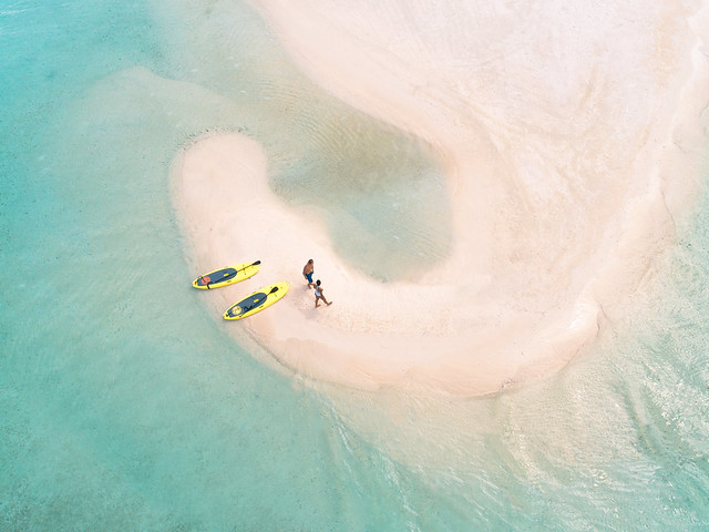 La plage privée de Ponant au large de Bora Bora offre une vue idyllique sur le mont Otemanu
