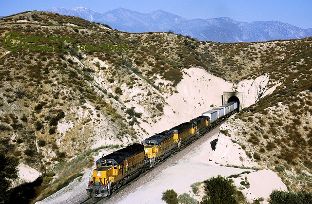 UNION PACIFIC 3364 GRINDS UPGRADE WITH AN EASTBOUND FREIGHT - ALRAY, CAJON JUNCTION, CALIFORNIA - AUGUST 7, 1993
