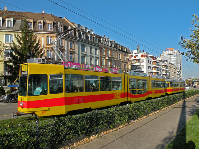 Doppeltraktion, mit dem Be 4/8 208 und dem Be 4/6 112, auf der Linie 10, fährt am 04.10.2011 zur Haltestelle M-Parc.