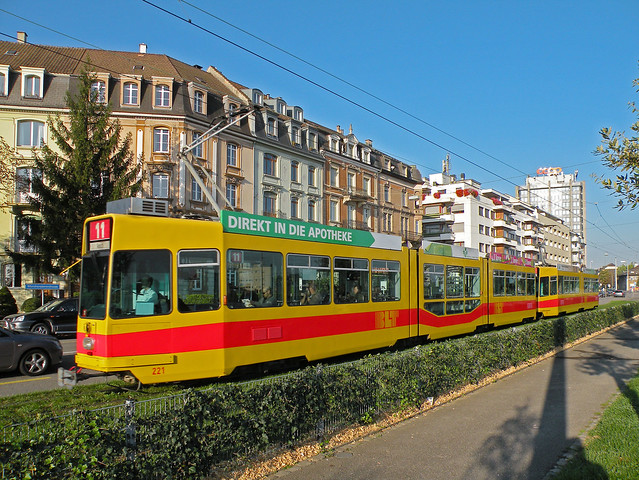 Doppeltraktion, mit dem Be 4/8 221 und dem Be 4/6 225, auf der Linie 11, fährt am 04.10.2011 zur Haltestelle M-Parc.