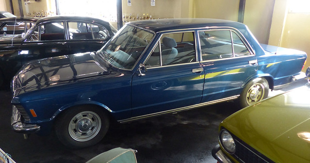 Fiat 130 blue 1974 vl