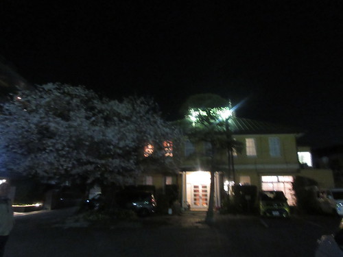 01） L字型に２棟建つうちの、JR横須賀線と対面の建屋。　20：33pm頃～　＿ 24.04.10G 鎌倉、夜の「ホテル ニューカマクラ」外観をテキトーに撮っただけ 鎌倉市御成町