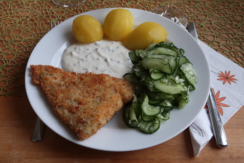 Paniertes Seelachsfilet mit Joghurtdip, Salzkartoffeln und Gurkensalat (mein erster Teller)