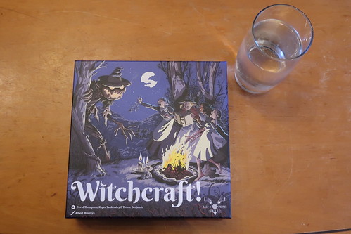 Gesprudeltes Wasser zum kartengesteuerten Solospiel "Witchcraft!"