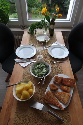 Panierte Seelachsfilets mit Joghurtdip, Salzkartoffeln und Gurkensalat (Tischbild)