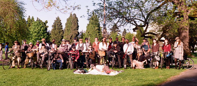 Portland Tweed Ride 2024: Group portrait at Overlook Park, 21 April 2024