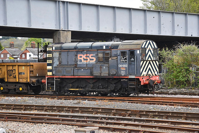 08683 potters about at Eastleigh