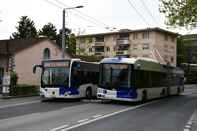 Autobus Mercedes articulé Citaro GC2 n°563 en service sur la ligne 83, et Trolleybus Hess BGT-N2D n°871 en service sur la ligne 25. © Marc Germann