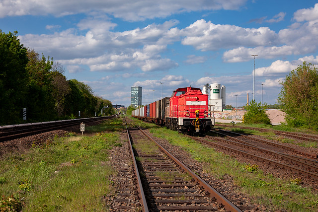 DB Cargo 298 308 steht mit EZK 53063 im Güterbahnhof Berlin Treptow...