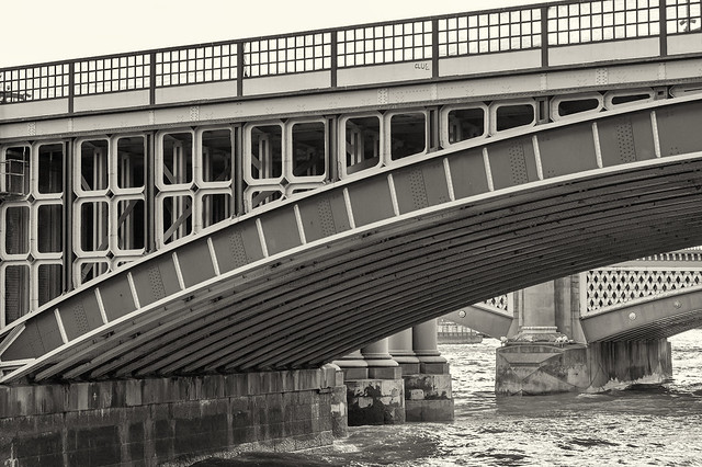 London, river Thames. Blackfriars railway bridge from 1869...